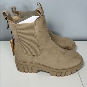 MADDEN NYC WOMEN’S SHOE, SIZE 7